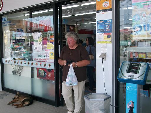 File 39.JPG - Nach dem Einkauf bei 7-Eleven